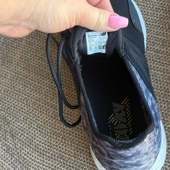 Excellent condition, New Balance Black Sneakers with Gold Highlights - Picture 4 of 6